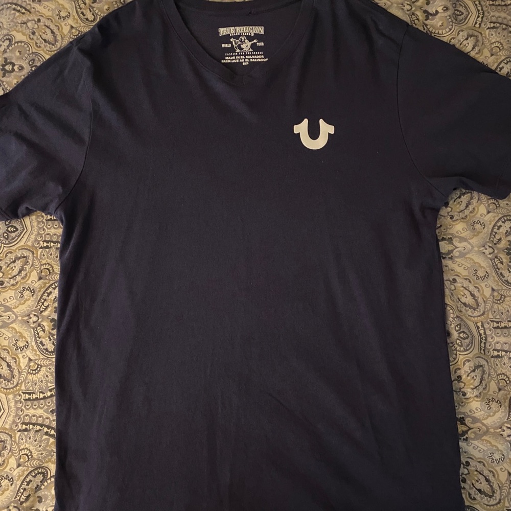 Men sz. Small True Religion v-neck shirt